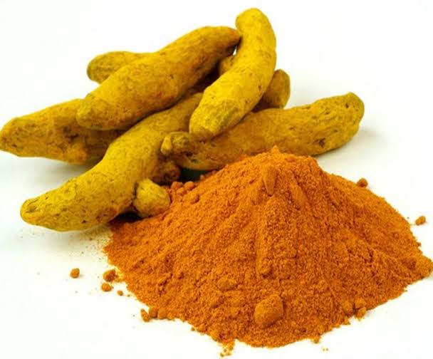 Turmeric roots and powder